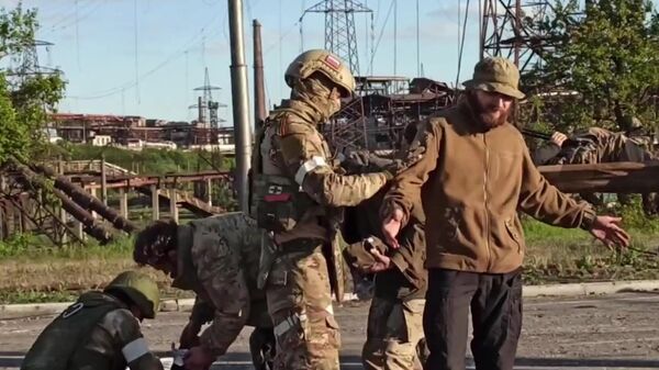 Украинские военные с Азовстали в Мариуполе сдаются в плен