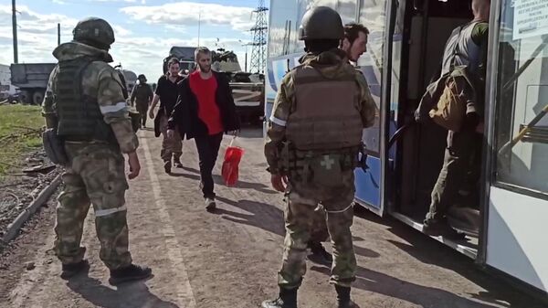 Украинские военные с Азовстали в Мариуполе, сдавшиеся в плен