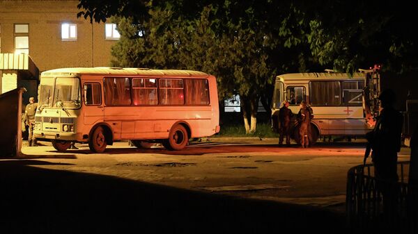 Автобусы с ранеными украинскими военными, вывезенными с завода Азовсталь в Мариуполе