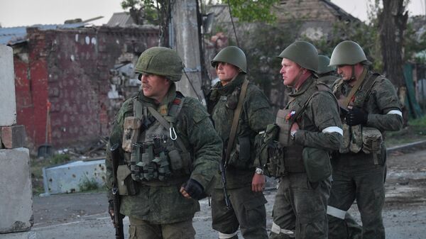 Военнослужащие ДНР на блокпосту рядом с территорией завода Азовсталь в Мариуполе