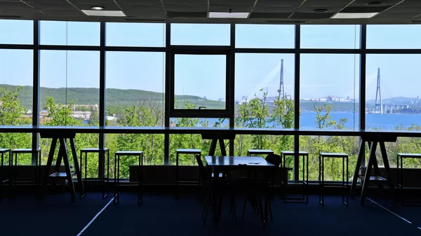 Вид из кампуса Дальневосточного федерального университета на Университетскую набережную и бухту Аякс