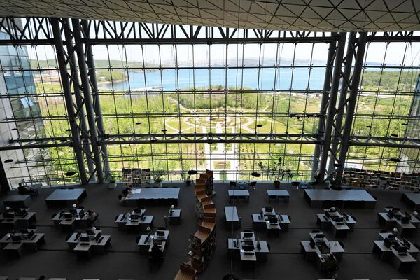 Вид из читального зала библиотеки Дальневосточного федерального университета на Университетскую набережную и бухту Аякс
