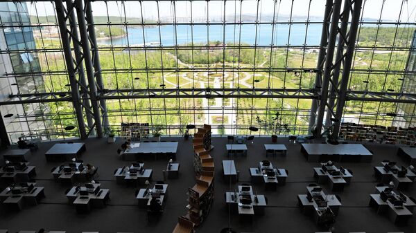 Вид из читального зала библиотеки Дальневосточного федерального университета на Университетскую набережную и бухту Аякс