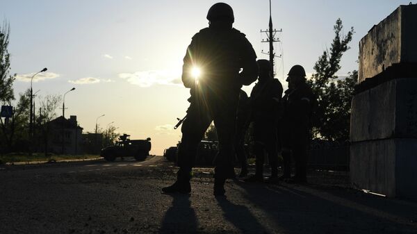 Военнослужащие ДНР на блокпосту рядом с территорией завода Азовсталь в Мариуполе