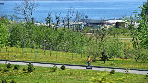 Девушка катается на самокате на набережной во Владивостоке
