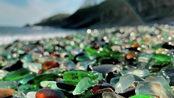 Стеклянный пляж в бухте Стеклянная на берегу Уссурийского залива