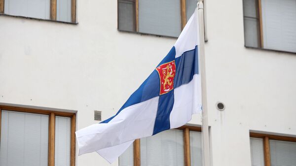 Флаг у здания посольства Финляндии в Москве