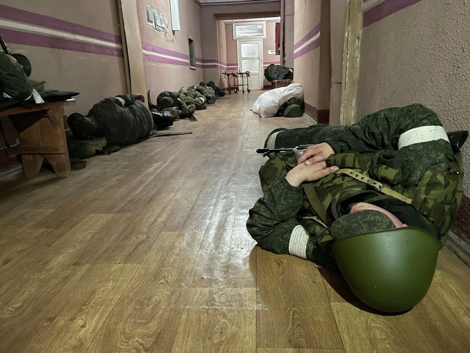 Бойцы 107-го полка армии ДНР на первом этаже больницы в Новоазовске - РИА Новости, 1920, 17.05.2022