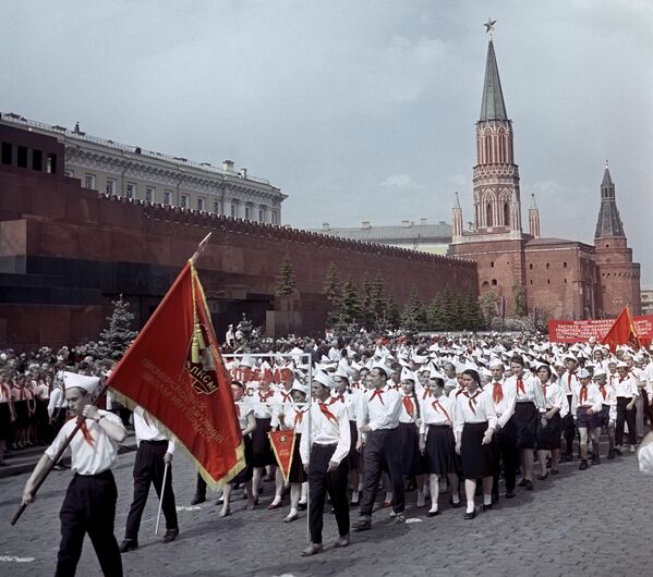 Парад на Красной площади в Москве, посвященный празднованию 41-летия Всесоюзной пионерской организации имени В.И.Ленина