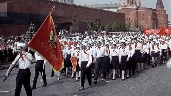 Парад на Красной площади в Москве, посвященный празднованию 41-летия Всесоюзной пионерской организации имени В.И.Ленина