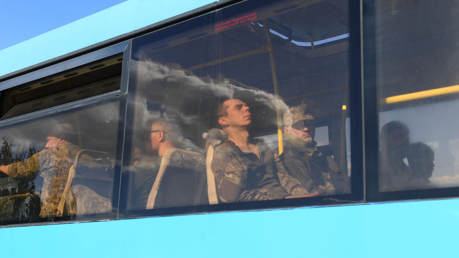 Автобус со сдавшимися в плен украинскими военнослужащими и боевиками националистического батальона Азов выезжает с территории завода Азовсталь в Мариуполе - РИА Новости, 1920, 18.05.2022