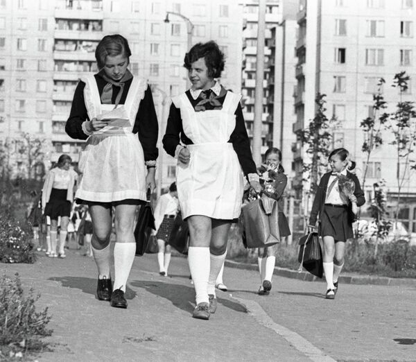 Школьники идут в школу 1 сентября 1973 года