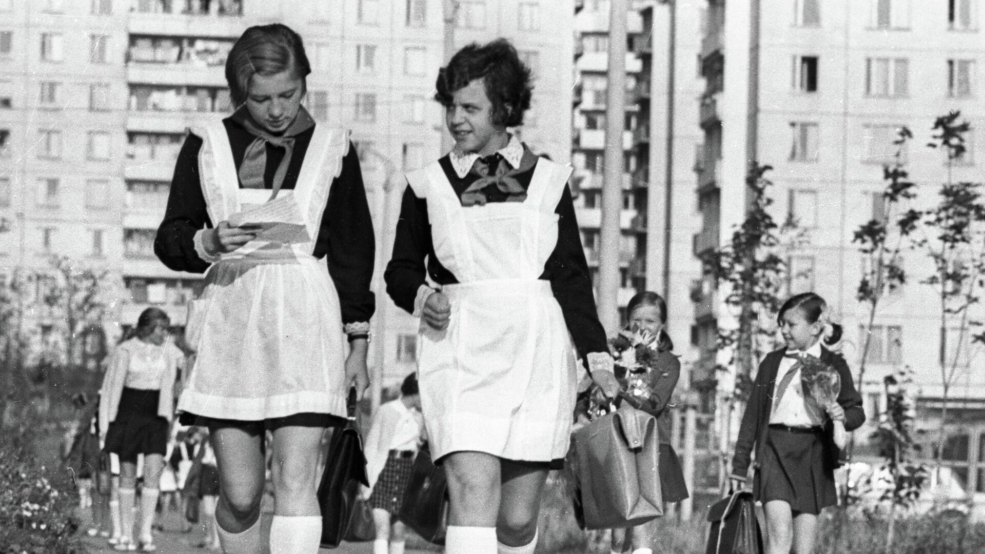 Школьники идут в школу 1 сентября 1973 года - РИА Новости, 1920, 15.07.2022