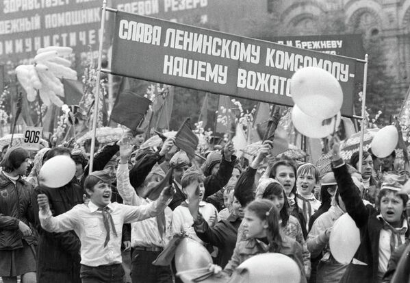 Советские пионеры во время демонстрации в честь 60-летия пионерской организации им. В. И. Ленина