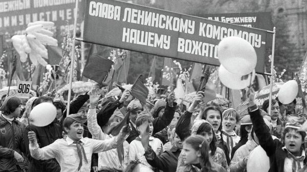 Советские пионеры во время демонстрации в честь 60-летия пионерской организации им. В. И. Ленина