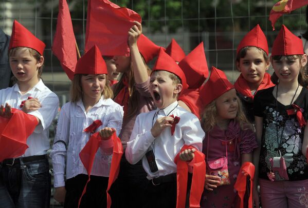 Дети готовятся к торжественной церемонии приема школьников в пионеры на Красной площади в Москве