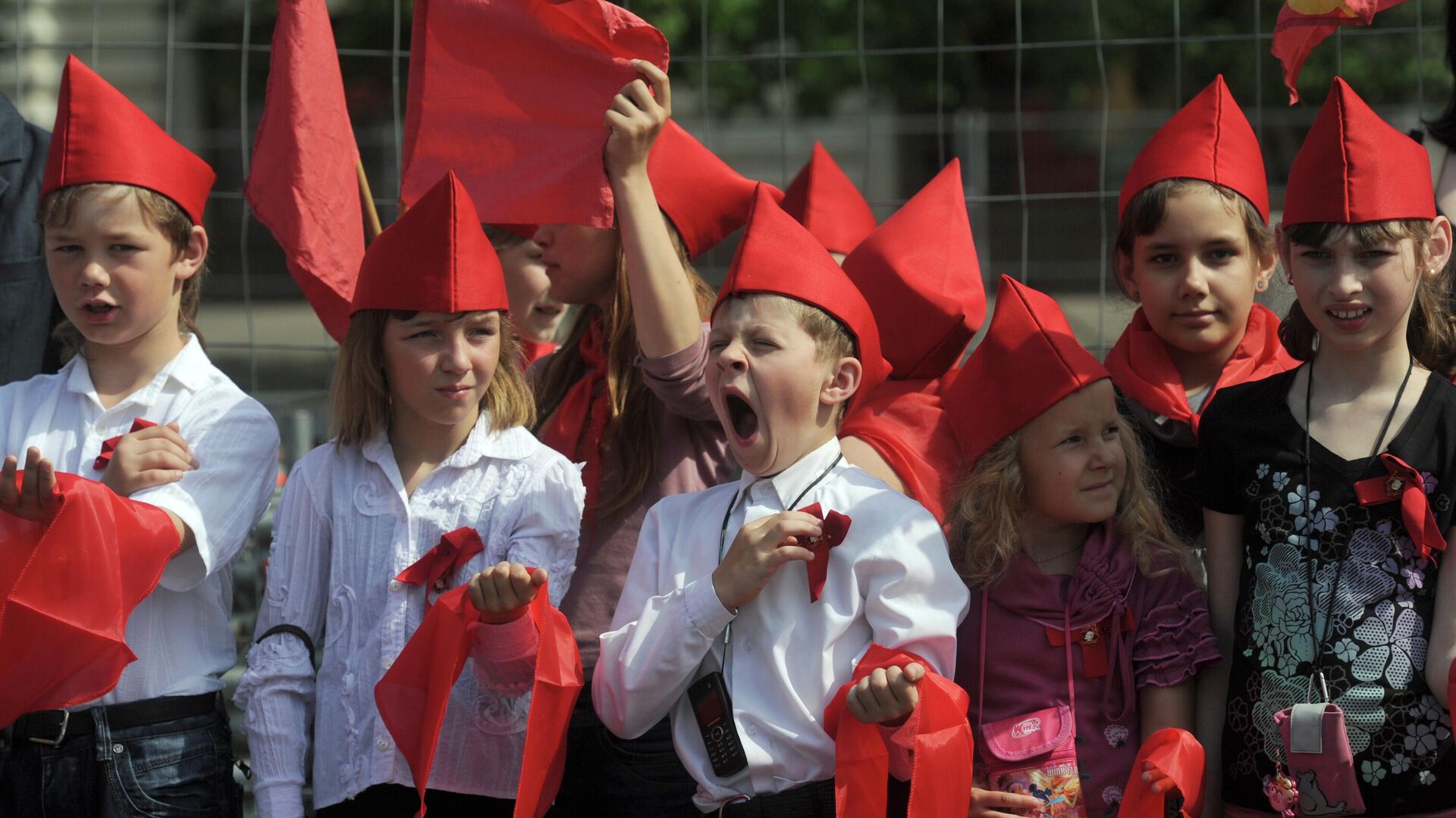 Дети готовятся к торжественной церемонии приема школьников в пионеры на Красной площади в Москве - РИА Новости, 1920, 19.05.2022