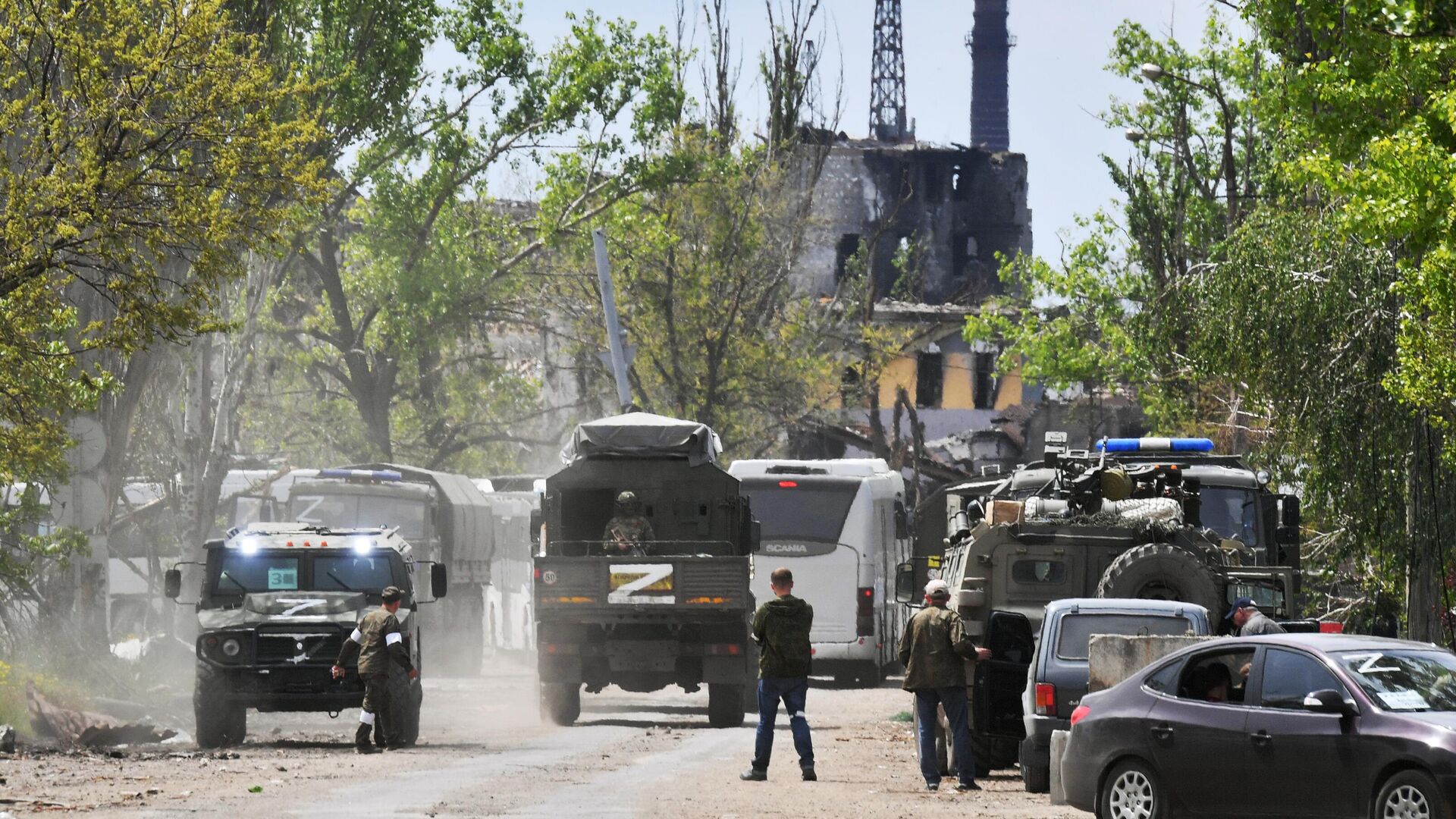 Военная техника сопровождает колонну автобусов, на которых вывезут сдавшихся в плен украинских военнослужащих и боевиков националистического батальона Азов с территории завода Азовсталь в Мариуполе - РИА Новости, 1920, 18.05.2022