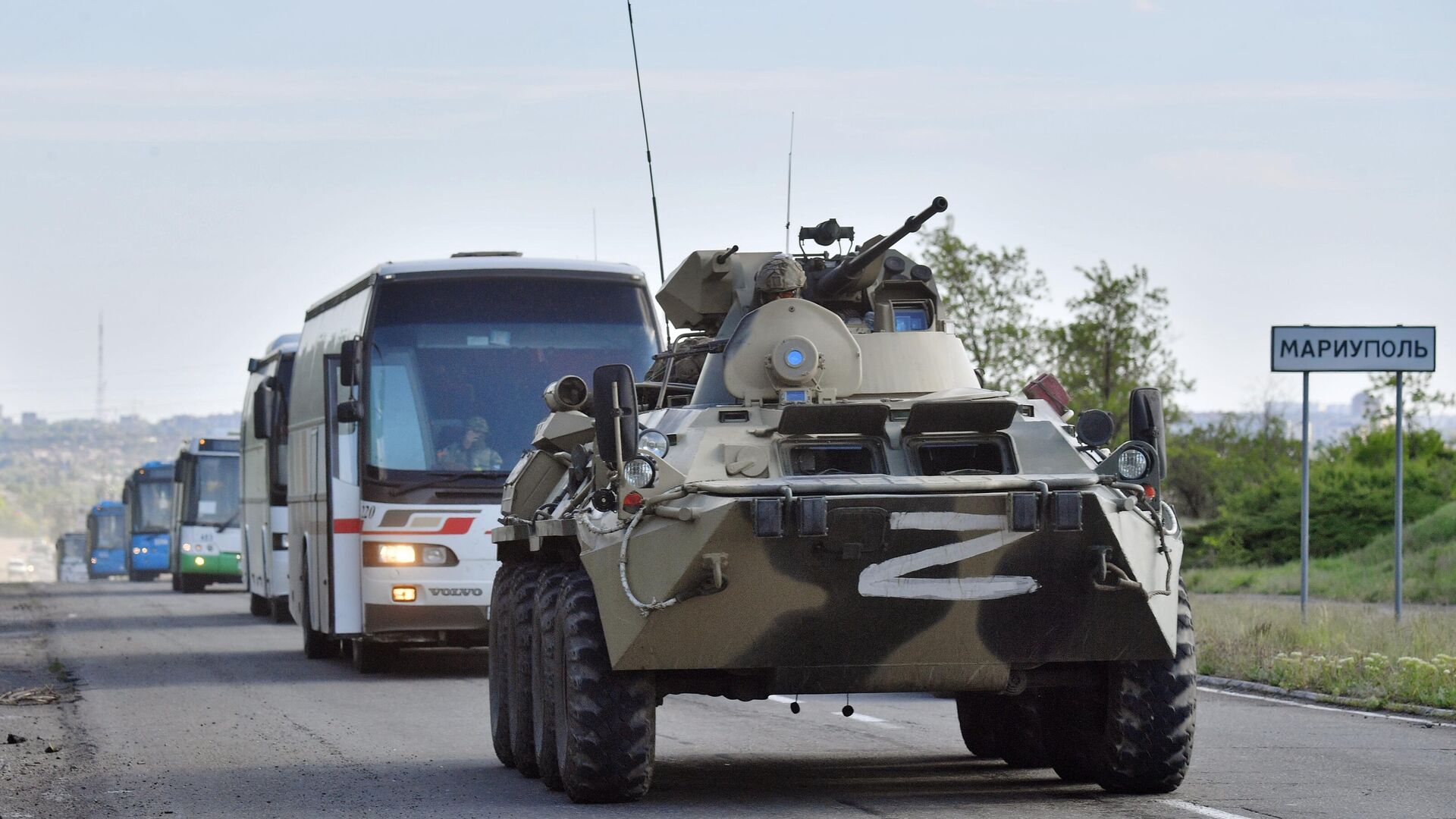 Колонна автобусов со сдавшимися в плен украинскими военнослужащими и боевиками националистического батальона Азов выезжает с территории завода Азовсталь в Мариуполе - РИА Новости, 1920, 17.05.2022