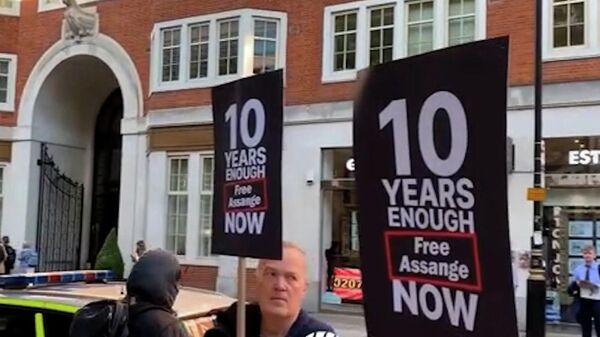 Сторонники Ассанжа у здания МВД Великобритании требуют его освободить