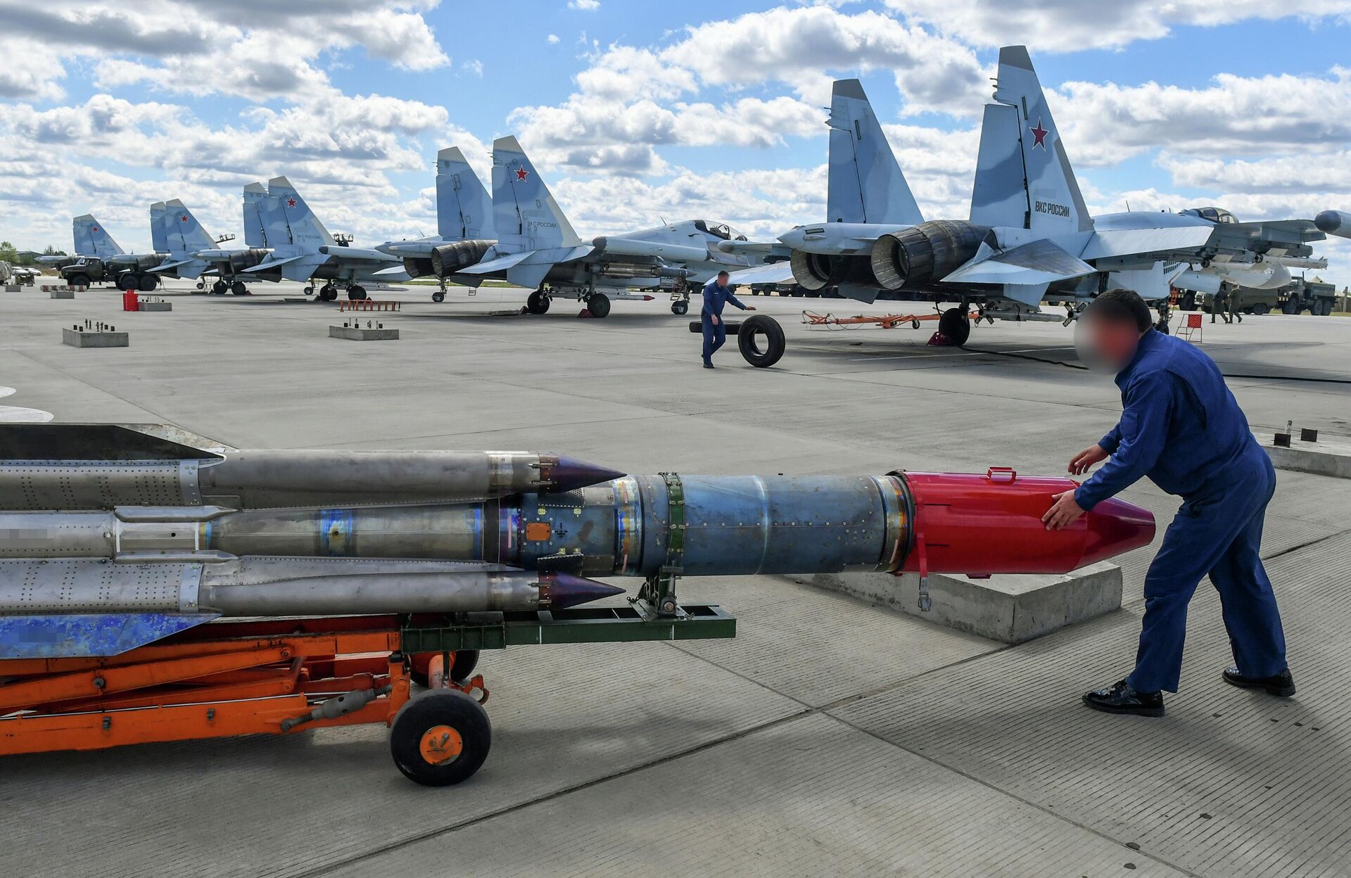 Авиационная ракета Х-31 на полевом аэродроме, где базируются самолеты ВКС России, задействованные в специальной военной операции на Украине - РИА Новости, 1920, 12.08.2022