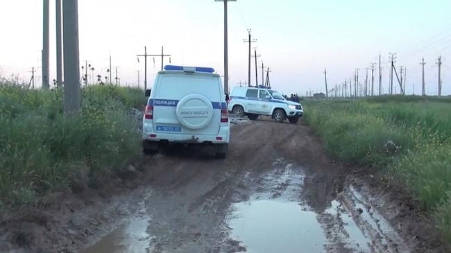 Автомобили полиции на месте проведения контртеррористической операции в Махачкале