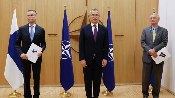 Генеральный секретарь НАТО Йенс Столтенберг и послы Финляндии и Швеции 