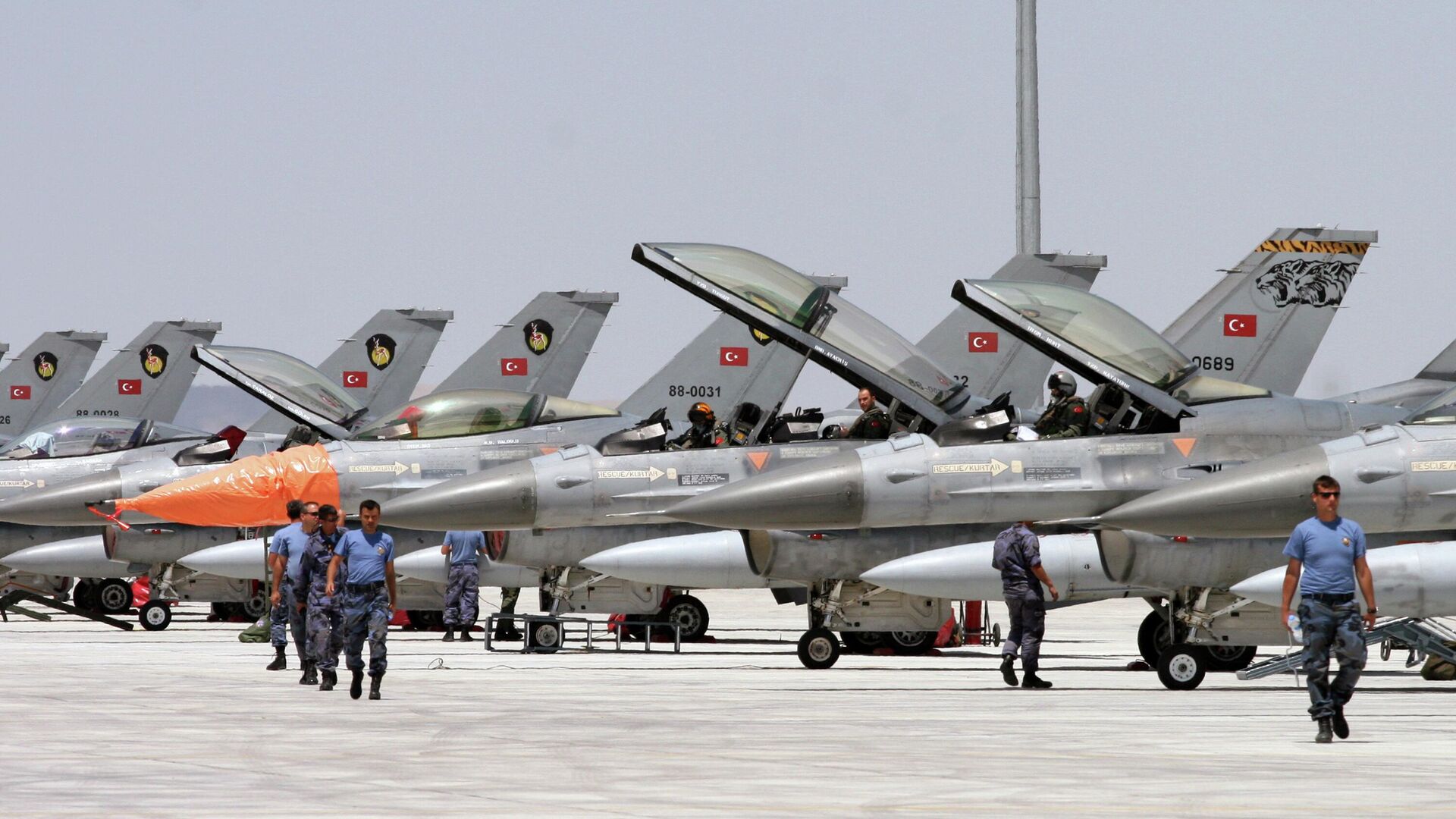 Истребители F-16 ВВС Турции на авиабазе в Конье - РИА Новости, 1920, 28.08.2022