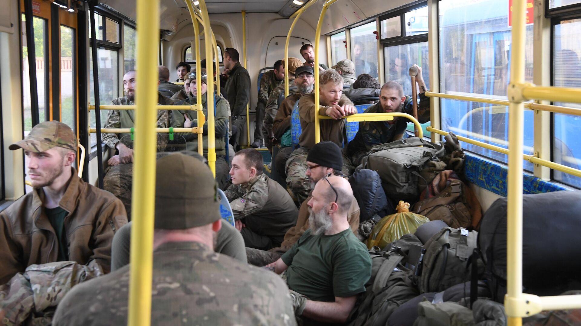 Сдавшиеся в плен украинские военнослужащие и боевики националистического батальона Азов в автобусе, который выехал с территории завода Азовсталь в Мариуполе - РИА Новости, 1920, 18.05.2022