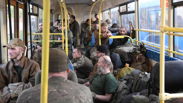 Сдавшиеся в плен украинские военнослужащие и боевики националистического батальона Азов в автобусе, который выехал с территории завода Азовсталь в Мариуполе