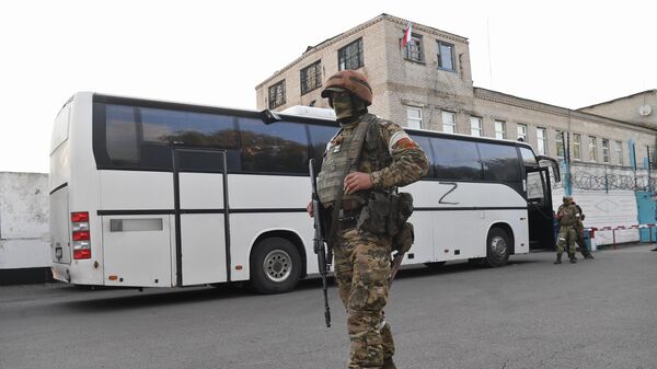 Автобус со сдавшимися в плен украинскими военнослужащими и боевиками националистического батальона Азов у следственного изолятора в Еленовке