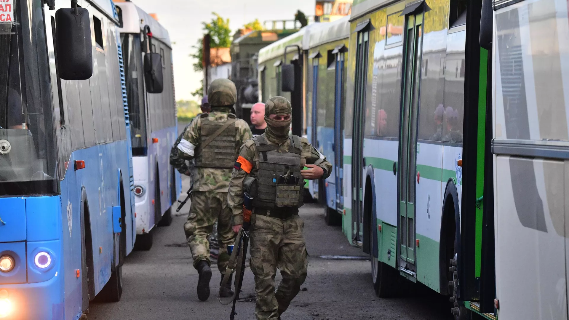 Buszok feladott ukrán katonákkal és az Azov nacionalista zászlóalj fegyvereseivel a jelnovkai előzetes letartóztatási központ közelében - RIA Novosti, 1920, 2022.05.18.