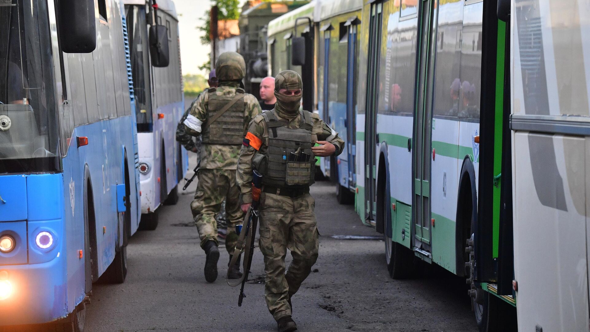 Автобусы со сдавшимися в плен украинскими военнослужащими и боевиками националистического батальона Азов* у следственного изолятора в Еленовке - РИА Новости, 1920, 30.05.2022