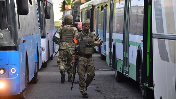 Автобусы со сдавшимися в плен украинскими военнослужащими