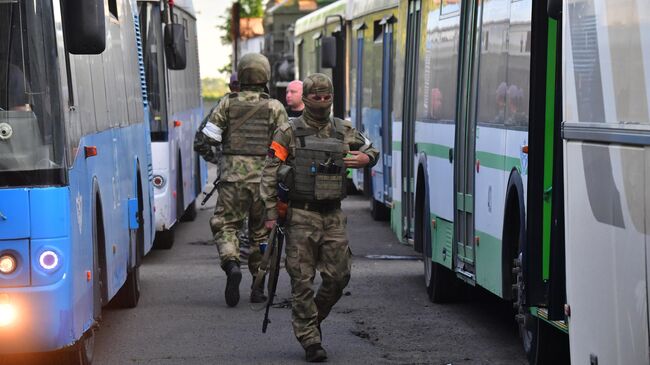 Автобусы со сдавшимися в плен украинскими военнослужащими и боевиками националистического батальона Азов* у следственного изолятора в Еленовке