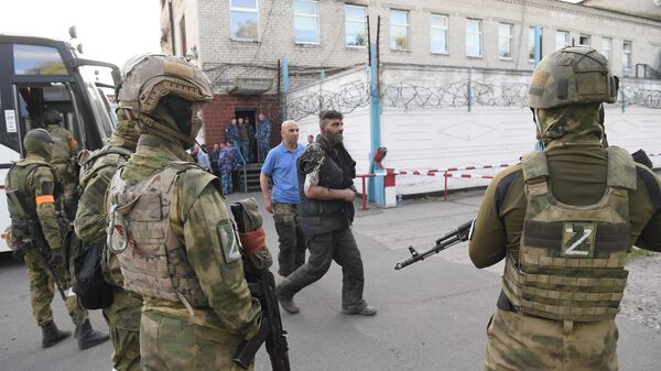 Сдавшихся в плен украинских военнослужащих и боевиков националистического батальона Азов привезли в следственный изолятор в Еленовке