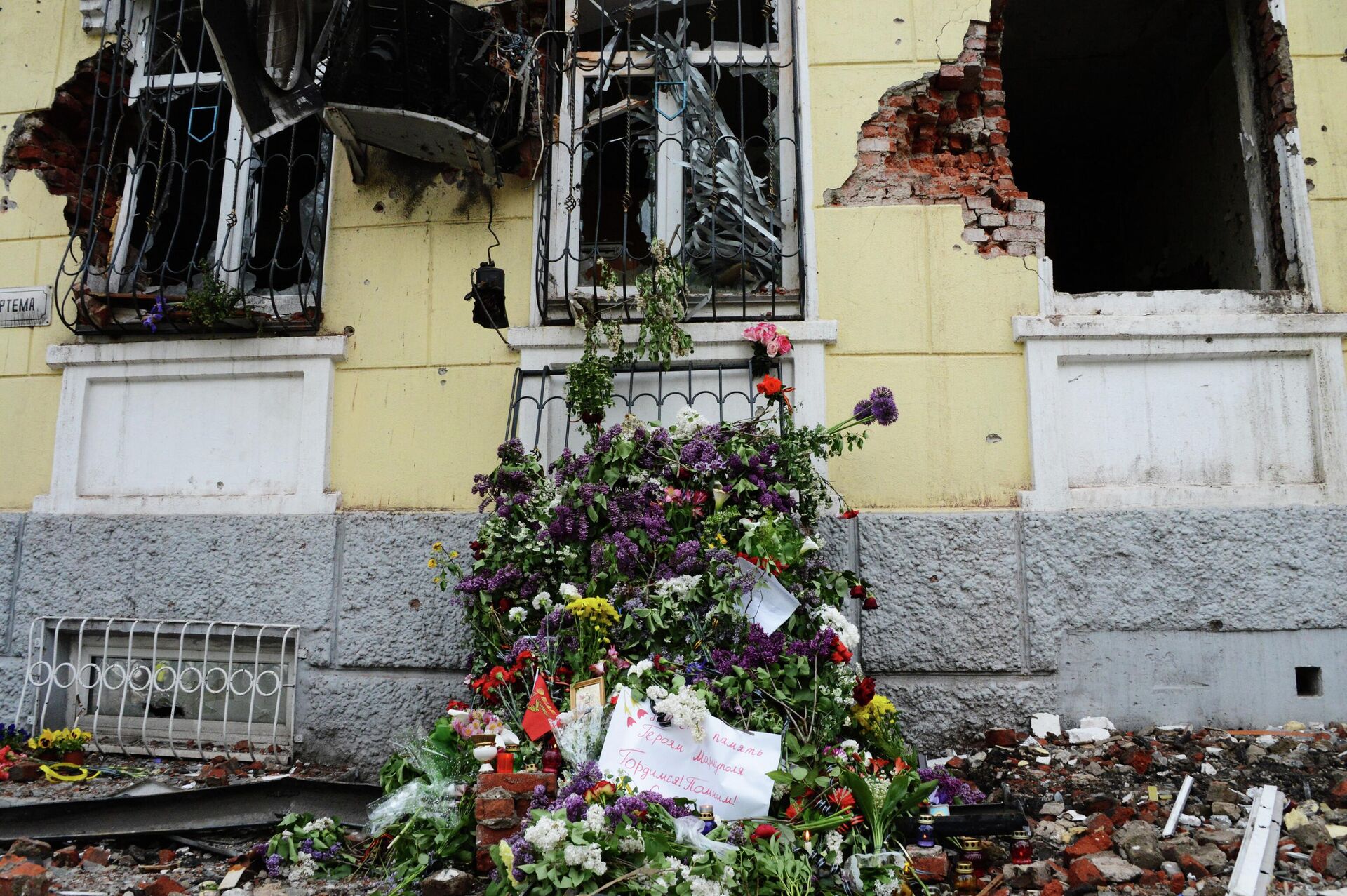 Цветы и свечи в память о погибших в здании городского управления милиции в мае 2015 года. - РИА Новости, 1920, 18.05.2022