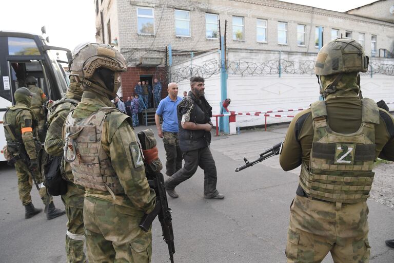 Сдавшихся в плен украинских военнослужащих и боевиков националистического батальона Азов привезли в следственный изолятор в Еленовке