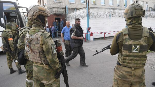 Сдавшихся в плен украинских военнослужащих и боевиков националистического батальона Азов привезли в следственный изолятор в Еленовке