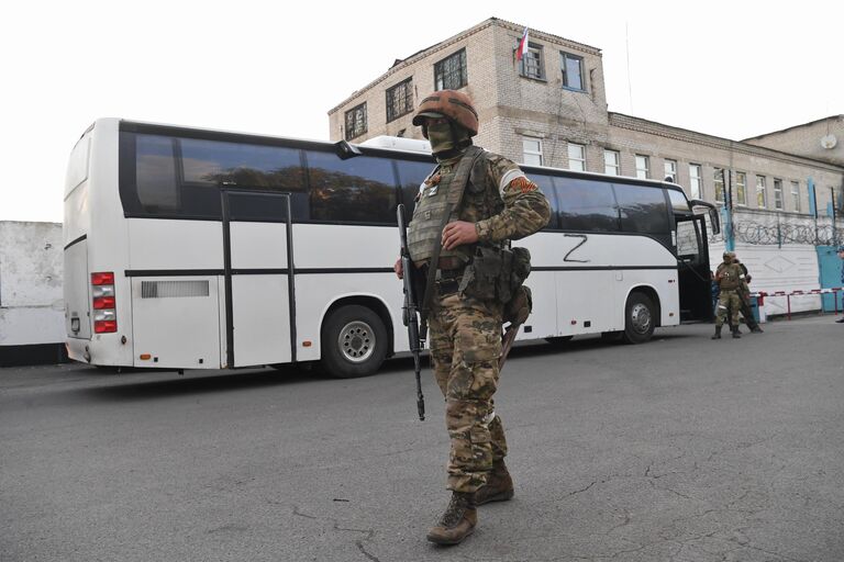 Автобус со сдавшимися в плен украинскими военнослужащими и боевиками националистического батальона Азов у следственного изолятора в Еленовке