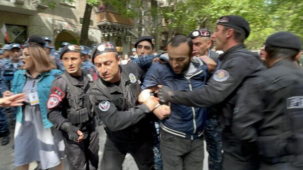 Сотрудники правоохранительных органов задерживают участников акции протеста оппозиции в Ереване