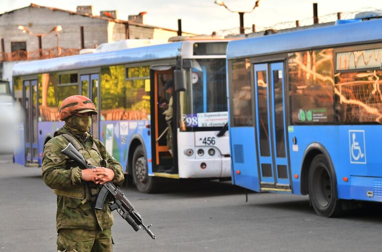 Автобусы со сдавшимися в плен украинскими военнослужащими и боевиками националистического батальона Азов у следственного изолятора в Еленовке