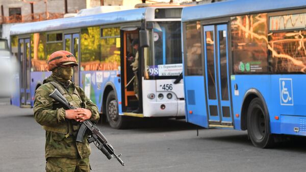Автобусы со сдавшимися в плен украинскими военнослужащими и боевиками националистического батальона Азов 