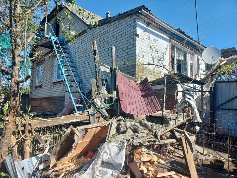 Дом в селе Безымено в Белгородской области, подвергшийся обстрелу со стороны украинских военных