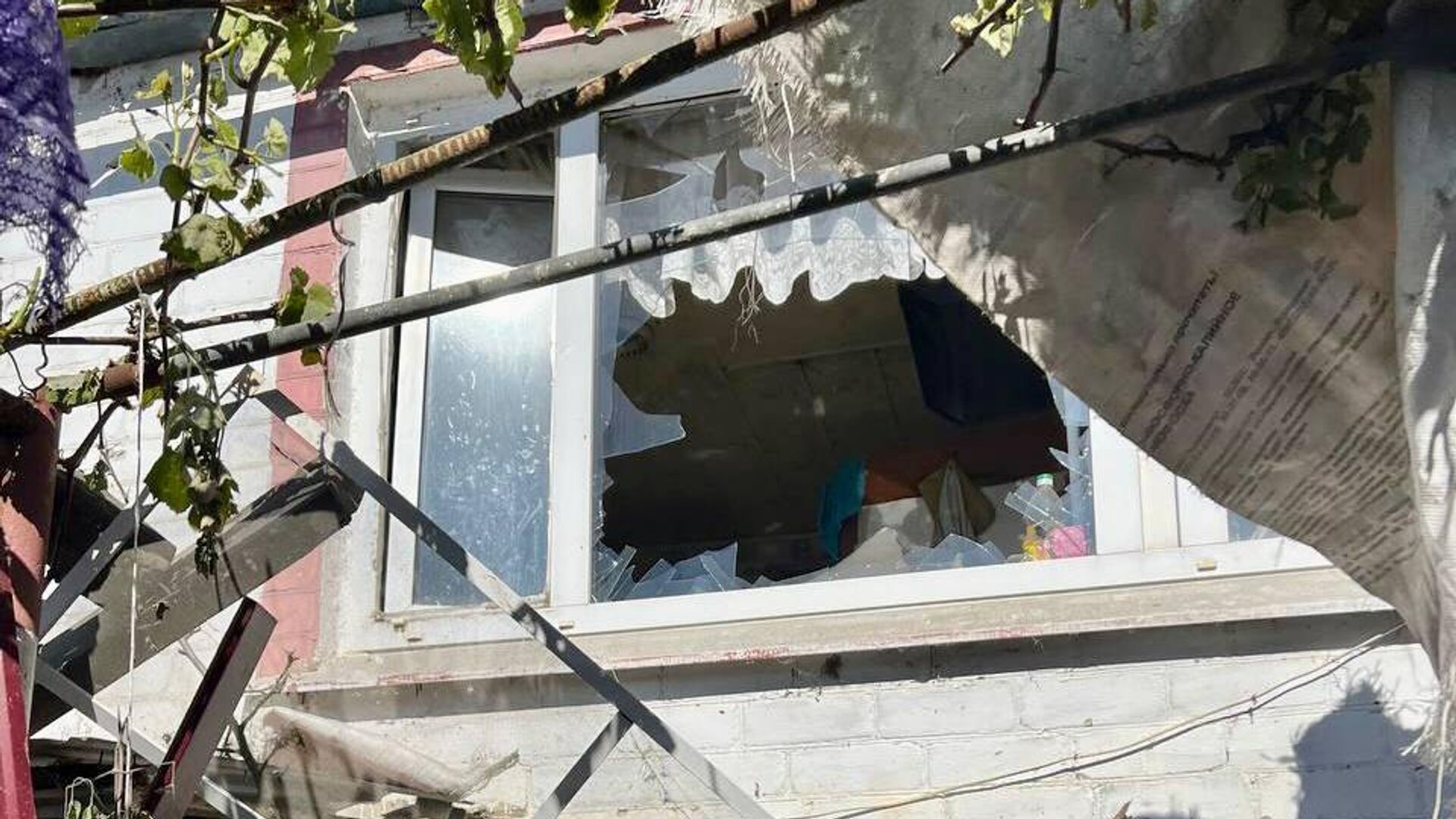 Дом в Белгородской области, подвергшийся обстрелу со стороны украинских военных - РИА Новости, 1920, 11.06.2022