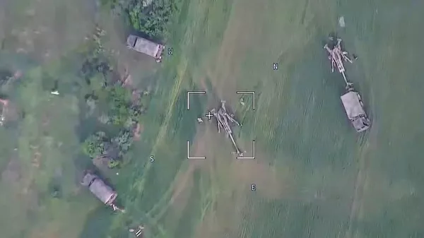 Kadr z nagrania rosyjskiego uderzenia na ukraisk bateri haubic 155mm M777 wyprodukowanych w USA