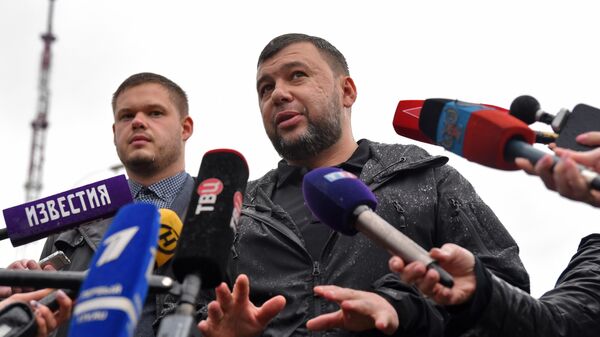Глава Донецкой народной республики Денис Пушилин отвечает на вопросы журналистов на брифинге в Мариуполе