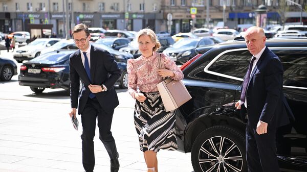 Посол Швеции в РФ Малена Мард у входа в здание Министерства иностранных дел РФ. 18 мая 2022