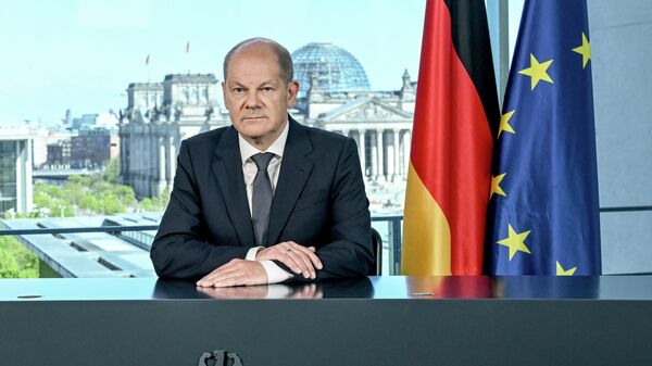 Канцлер Германии Олаф Шольц во время телевизионного обращения в Берлине 