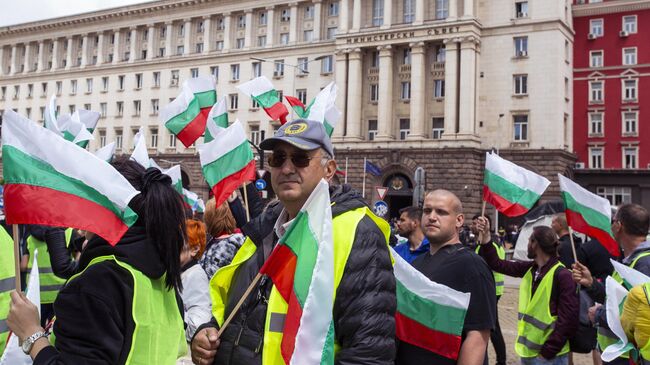 Участники акции протеста против повышения цен на энергоресурсы и топливо, на одной из улиц в Софии. 18 мая 2022